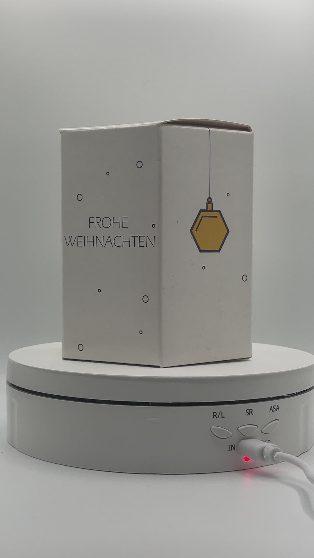 Weihnachtliche Verpackung mit Weihnachtskugeln
