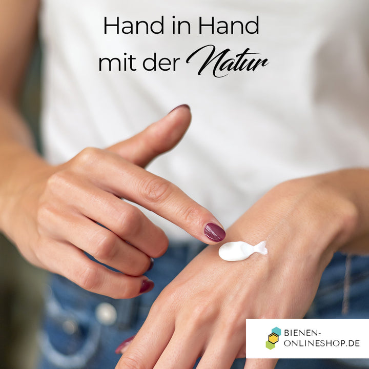 Frau trägt Propolis Handcreme auf – natürliche Hautpflege Hand in Hand mit der Natur